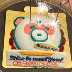 asmi Instagram – 📷

1.キャリーバッグも只今干してる 醤油はもう絶対ちゃんとジップロックすると決めたよ(ファンクラブブログ参照)

2.asmi🐻‍❄️🐼

3.ツアーファイナル広島のきゃんばさんがケーキでお祝いしてくださいました🥹うれしかった……花火に打たれるパンダさんもかわいいよ😍「あちぃー」だいすきなスタッフの皆さんといただきました🍴

4.広島の夜中、ひとりでお散歩した🚶‍♀️またここに来ようと思う

5.福岡の昼、これまたお散歩した🚶‍♀️チェーン店のタピオカ飲みながら歩いただけ

6.ライブでお兄さんにおすすめしてもらったシフォンケーキは売り切れてたのでごまさばを買って帰っておうちで食べた。久しぶりのビールとコレは、サイコーにおいしかった‼️