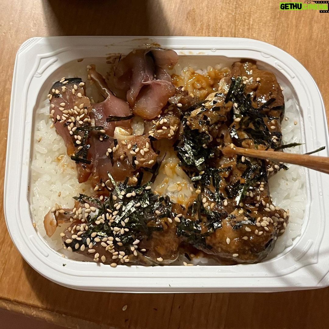 asmi Instagram - 📷 1.キャリーバッグも只今干してる 醤油はもう絶対ちゃんとジップロックすると決めたよ(ファンクラブブログ参照) 2.asmi🐻❄️🐼 3.ツアーファイナル広島のきゃんばさんがケーキでお祝いしてくださいました🥹うれしかった……花火に打たれるパンダさんもかわいいよ😍「あちぃー」だいすきなスタッフの皆さんといただきました🍴 4.広島の夜中、ひとりでお散歩した🚶♀️またここに来ようと思う 5.福岡の昼、これまたお散歩した🚶♀️チェーン店のタピオカ飲みながら歩いただけ 6.ライブでお兄さんにおすすめしてもらったシフォンケーキは売り切れてたのでごまさばを買って帰っておうちで食べた。久しぶりのビールとコレは、サイコーにおいしかった‼️