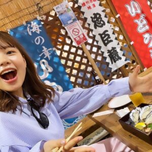 asmi Instagram - 一昨日くらいから牡蠣を食べに行ったりしていたのでその間SNSをお休みしてみていました😙距離感だいじ📱

さっきまでファンクラブ @asmi_pandamamire のラジオを録っていたのやけど もしかしたらちょっと真剣すぎかも？みんなはどんなのが聞きたいのかも気になる！明日以降にUPされると思うので聞いたらまた感想聞かせて🫡

写真はそこでも言うてた牡蠣です🦪赤穂の牡蠣ってすごい🦪大阪住んでるうちにあと何回食べに行けるかな🫶🏻

出会えた猫ちゃんは１５歳らしい🐈いっぱいスリスリしてくれてうれしかったぁハッピーに長生きしてほしい🪽

海と夕焼けを見て一息つけた😌
みんなが４月を思い悩みすぎたりしないようにあたしゃ祈ってるよん
