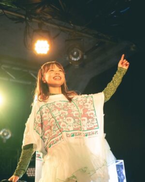 asmi Instagram - 1枚目はクイズコーナーの正解者の私物にサインをしているところです🤭せっかく近い距離で会えるから楽しいこと沢山しました！いっぱいお話もできて嬉しかった🪅

今回来られなかったみんなも、これからいっぱい直接会って歌やパワーを交わせる場所を作るので、待っていてほしい🥹ツアーなども解禁したので、ファンクラブ入るか迷ってる人もぜひ早めに入会して、来てほしいなと思います😚asmiを好きでいてくれているなら楽しいこといっぱいやってるしこれからもやるので！そこは安心してください🫀

そしてそのツアーには、ファンクラブに入らない人ももちのロンで大ウェルカムなので、来てほしいなと思っています！未だ見ぬあなたと出会ってみたいのです🤔✨サイコーのライブ空間作れるように、みんなにハッピーになって帰ってもらえるように精一杯がんばります🙏🏻よろしくお願いします😚たのしいことしたいなー💭

追記_φ(･_･
earth mealを皆んなで初めて、歌いました😌
幸せ、有り難み、ハッピー、ラブ、ピース…
この世のすばらしいことの全てを、丸ごと実感できるあの瞬間
これから一緒に末永くいっぱい感じようね！

📸 @_yamauchimai