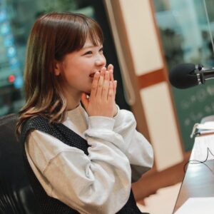 asmi Instagram - #スクールオブロック

🥺なんて素敵な学校🏫😢
ピースでハッピーな気持ちだけでなくあしたを生きるパワーまでいただいてしまいました…

生徒のみんなとまたお話したいと思った！
ラジオの向こうで授業を受けてるみんなの顔が浮かんだときのあったかい気持ち🫶🏻それは忘れたくない気持ち
またここに来られるように、先生、がんばってきます💨

しかし今日はほんっとーに緊張してしまった☺️
なんせドラ恋ファン故、勝手に既にだいっすきな小森校長と
asmiの成分表を書いたとしたら大部分を占める存在、何度も救われ何度も心躍らせたaiko教頭に
お会いして2時間を共に過ごしたのだから🥺

でもそんな今日のことも
ほっこりした気持ちで
笑って思い出せる未来みえてる
そう遠くはないところに🥸

小森校長とaiko教頭に胸張ってまたお会いできるまで
しっかり息をして歌い続けようと思いました！

この先、踏み出す一歩にびびっちゃう時
開けに来るであろう心の引き出しに
宝物となった今日という日をだいじに仕舞う🗃