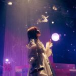 asmi Instagram - 意外かもやけど私実は爆裂人見知り人間でありまして、ほんとは自分から距離を詰めたい場面でもずーっとウジウジしてしまう、それはいつまで経っても成長できないところ。。だがしかしバンドメンバーやスタッフのお兄さまお姉さまみなさん、あたたかい距離感でいつも見守ってくださるわけです😔本当に助かっています…来年はそこをどうにかこうにか、うまいことできるようになってみせるのだ🥹ほんまひとりならこんなに喋るのにおかしな話ಠ_ಠ 2023強い人になります😎 photo by @__tpwbo