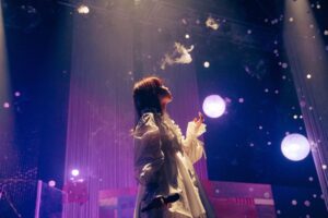 asmi Instagram - 意外かもやけど私実は爆裂人見知り人間でありまして、ほんとは自分から距離を詰めたい場面でもずーっとウジウジしてしまう、それはいつまで経っても成長できないところ。。だがしかしバンドメンバーやスタッフのお兄さまお姉さまみなさん、あたたかい距離感でいつも見守ってくださるわけです😔本当に助かっています…来年はそこをどうにかこうにか、うまいことできるようになってみせるのだ🥹ほんまひとりならこんなに喋るのにおかしな話ಠ_ಠ 2023強い人になります😎

photo by @__tpwbo