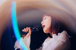 asmi Instagram - 意外かもやけど私実は爆裂人見知り人間でありまして、ほんとは自分から距離を詰めたい場面でもずーっとウジウジしてしまう、それはいつまで経っても成長できないところ。。だがしかしバンドメンバーやスタッフのお兄さまお姉さまみなさん、あたたかい距離感でいつも見守ってくださるわけです😔本当に助かっています…来年はそこをどうにかこうにか、うまいことできるようになってみせるのだ🥹ほんまひとりならこんなに喋るのにおかしな話ಠ_ಠ 2023強い人になります😎

photo by @__tpwbo