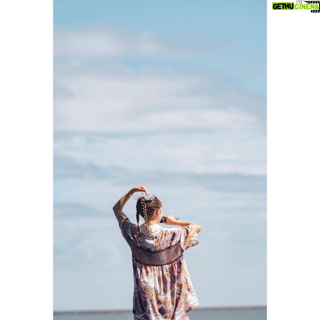 asmi Instagram - 昨日の大洗海上花火大会でのライブ🪼 綺麗な空と海がサイコーに心地よかった🪽 来てくれたみんなもありがとうございました🩵 これで夏、しまったなあ☁️また来年！ photo by @ninjajon 大洗サンビーチ