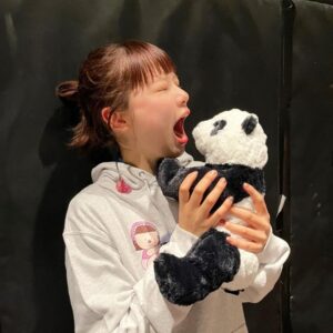 asmi Instagram - 本気😃

仲良しなっちゃった…🥹

(手錠ごめん🙇🏼)