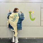 asmi Instagram – 本日わたくしasmi、23歳になりました🙏🏻

asmiを初めて今年で6年目に入ります

ここまでなんとか少しずつ前に進んできたけど
挫けたり逃げたりすることの方が多かった気がする！

しかし今年はしっかりチャレンジを仕掛けていく！

こわいものはまだまだ沢山あるし
守りきれないものも なくならないけど

ただ、強くなりたい！
今はそう思っている🎀

かっこいい人でいられるように
いい歌がうたえるように
23歳もがんばります！

みなさまどうか
今年もよろしくお願いいたします☺️🧡

(写真はCDTVのときの⚡️ @taiji_tj さんが辰つけてくれた♩)