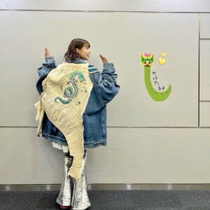 asmi Instagram - 本日わたくしasmi、23歳になりました🙏🏻

asmiを初めて今年で6年目に入ります

ここまでなんとか少しずつ前に進んできたけど
挫けたり逃げたりすることの方が多かった気がする！

しかし今年はしっかりチャレンジを仕掛けていく！

こわいものはまだまだ沢山あるし
守りきれないものも なくならないけど

ただ、強くなりたい！
今はそう思っている🎀

かっこいい人でいられるように
いい歌がうたえるように
23歳もがんばります！

みなさまどうか
今年もよろしくお願いいたします☺️🧡

(写真はCDTVのときの⚡️ @taiji_tj さんが辰つけてくれた♩)