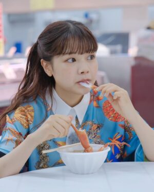 asmi Instagram - パクパクasmiちゃん📺鼻の穴ふくらまして蟹のエキスをちょうだいしております💀