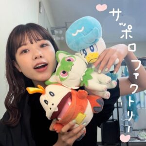 asmi Instagram - ご挨拶回り編 18ヶ所目 北海道・サッポロファクトリー🍼完💮

あーーーたのしかった！！！
北海道のみんなが持ってるおっきな熱量をアクションで示してくれたから愛が目に見えて伝わってきてありがたかった (´°̥̥̥̥̥̥̥̥ω°̥̥̥̥̥̥̥̥｀) 寒い分心がアチアチ説立証や…
かなり待たせちゃったけど、来られて本当に良かったと思ったよ🥺個性豊かな北海道のみんな、絶対また会いに来る！次はワンマンで来れるかなぁ、来たいなぁ🥹
待っててください！！そしてasmiは当分本州におるので、会いたくなったら会いに来てください🗾

これにてご挨拶回り編、一旦終了ーーー！
全18ヶ所 28公演！
一つのツアーでこんなに沢山回ったの初めてやったから戸惑いもあったけど、各地の皆さまの応援とチームのみんなのサポートのおかげで無事故無違反無傷で乗り越えられたこと、ひとまずめちゃくちゃ安心🥺

2023SSの Nice to meet you! ツアーで出会ってくれた皆さん、本当にありがとうございました❤️‍🔥
私から各地に会いに行ったわけですが、みんなが予定を空けて足を運んでくれたから 出会えたわけです。近場の人は勿論めちゃくちゃ嬉しかったし、47都道府県のうち今回行けたのはちょっとやからどこに行っても遠くから来てくれた人が沢山いたのも嬉しかった。正直びっくりしたりもした！日本にはこんなにいっぱいasmiを好きで、会いたいと思ってくれてる人がいるねんなって自覚しました🥺
今回誕生させた絆は、私とあなたのどちらかが滅びるまで有効で友好なので、それをしっかり握りしめてasmiを目と耳でみていてください。これっきりにはしたくないと思うから！よろしくお願いします🙏🏻🥰

ミニライブだけじゃなくてサイン会に来てくれた皆さんも本当にありがとう🥺ライブは無料でみてもらえたけどサイン会はそうじゃなかった。自分のお金で手に入れて、何枚だって同じように大切にしてくれて、本当にうれしいです🥺みんなの生きる希望とかとかちょっとの光とか、そんなパワーを放ち続けられるようにこれからも一生懸命生きていくことにする！いつもそばにいてくれてありがとう🫀ひとりひとりの存在がまた私の光です

Nice to meet you! というツアー、おわったんやけど終わらないの！この世にはまだまだご挨拶しにいかねばならん場所がいっぱいあるので🫡🌏to be continued...

またね😚🩷👋🏼