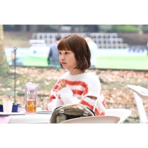 asmi Instagram - asmiの「開青」が挿入歌を担当させていただいたTBS系火曜ドラマ『マイ・セカンド・アオハル』 昨夜最終回が放送されました😢

いま私は登場人物ひとりひとりを愛おしく思っている
これは３ヶ月前にはまだなかった おっきな気持ち🫀
ぼそっと呟く言葉の一つ一つが可愛らしくって、大きく叫ぶ言葉には元々持ってる確かなパワーがみえて、仲間のピンチは絶対助ける、学ぶ姿勢は曲げない、そのなかで自由に 恋もする
ただひたすらにサグラダファミリ家のみんながだいすきになった そんなあっという間の全10話でした😢

そして誰より 白玉佐弥子ちゃん
第一話から、ほんっとうに色んなことがあったけど
いつも明るくて、素直でかわいく面白くって、全力で
目の前にあるものとまっすぐ向き合う力を持ってる。

10月17日の初回放送、実家の机の潮海大学過去問とともに流れ出した「開青」はそれからずっと佐弥子ちゃんとサグラダファミリ家のみんなのアオハルを応援していた。それがほんっとうにうれしかった☺️

おわってしまったこと、寂しすぎるけど、きっとマイハルのみんなの人生はこれからも続いていて どこかで生きていると信じてるので 私もがんばります🥹

小さい頃から他のなによりだいすきな ドラマの世界で
初めて挿入歌をうたえたこと
木村沙良役として初めてドラマに出演させていただいたこと

夢の叶う場所が 『マイ・セカンド・アオハル』だったこと

わたしにとって 一生ものの宝物です💎

一緒にたのしんでくれたみんな🥳
マイハル キャスト スタッフのみなさん🥰
ありがとうございました☁️🩵🌸

これからも、一人前のasmiになるため 精一杯うたう！