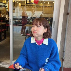 asmi Instagram - みんな聴いてくれたかなって一日中そわそわ🦸🏼‍♀️カミオト夜で山名さんが監督してくださってMV撮ってもらった日の写真🦸🏼‍♀️無事串カツ食べについて来てもらえたasmiの写真🦸🏼‍♀️要は串カツです🦸🏼‍♀️串カツなのさ🦸🏼‍♀️(全然それ以外にもモリモリです盛盛)(めっちゃおたのしみに)このあと深夜2時19分から読売テレビ「カミオト夜」みてねー🫶🏻🦛(見逃し配信はTVerで📺)
📷(窓に映る山名さんもダンディです🦹🏼‍♀️)
