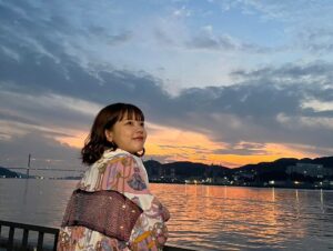 asmi Instagram - 初長崎！はじめましてLovefes🩷

……いきなりだいすきになった！！ ߹ - ߹
気温も人も、あったかかった。みんなに心救われる夜でした🚢
ありがとう🙏🏻また長崎に来れるようにがんばるし、そのときは絶対会いに来てほしいし、なんせ日本でasmi生きてるので、もしよければどこまでも会いにきてほしいなって思う☺️
これからどうぞ よろしくねദി ᷇ᵕ ᷆ )

そしてそして、8月ぶりにwacciのみなさんとリバイバル歌わせてもらって、花火も一緒にみれた☺️幸
wacciのライブを観させてもらうとき大体は、有難いことにリバイバルを歌う大仕事を後に控えてるからいつも泣かないようにめちゃくちゃ気をつけるのね
でも今日は久しぶりやからか気をつけるの忘れちゃって
一曲目の大丈夫で号泣(´༎ຶོρ༎ຶོ`)笑🤣ﾌﾟﾁﾐｽ
wacciのライブはほんとにあったかくて
今日の最上級での大合唱もやっぱ胸にくるものがあったなぁ

いつもあったかいってすごい。。。かっこよすぎる。
だいすきなお兄さま達でございます

そんな感じでとにかく
長崎Love🥺🫶🏻
今日を最高にしてくれてありがとうございました🥹✨