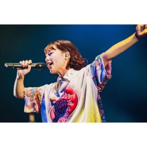 asmi Instagram - 憧れのFM802主催 年に一度のミナホ 夢のBIGCAT 入場規制🙏🏻興味もってくれたけど観てもらえなかった人たちに次こそ出会うためにも歌い続けなければと思う！これからもずっとミナホは目標であり、BIGCATは夢の舞台。この気持ちずっと握りしめて歩いて行く！その姿そばでみといてください！！！絶対ミナホでまた会おう😎
今日は観に来てくれてありがとうございました！！！
みんなの熱量も、サイッコーーーでした❤️‍🔥

(今日は最強バンドセットでした🫶🏻)
Gt. @wataru_fivenewold 
Ba. @yukako_ishii 
Dr. @babachandrums 

photo by @yuuta0326 🫶🏻