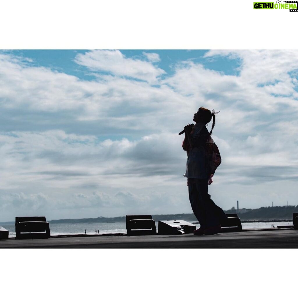 asmi Instagram - 昨日の大洗海上花火大会でのライブ🪼 綺麗な空と海がサイコーに心地よかった🪽 来てくれたみんなもありがとうございました🩵 これで夏、しまったなあ☁️また来年！ photo by @ninjajon 大洗サンビーチ
