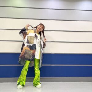 asmi Instagram - 実は今朝、ラヴィット！に『PAKU』を歌いにいかせていただきました🌤️本並さんがオススメしてくださって、うれしかったです🥹ご覧くださった皆さまありがとうございました💛朝から私の方が元気をもらってしまったなぁ🐇

今日もかわいくしてもらった🏰🎀
どう？！