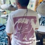 mabanua Instagram - 久々のOvall Newグッズです。WASHIO TOMOYUKI氏 @washiotomoyuki によるAlbum「Ovall」のジャケットをバックプリントでホワイト＆パープルとブラック＆クリームホワイトの２色展開。サイズは少し小さめなので、ゆったりしたい場合通常より１つ大きなサイズをお勧めします。 New Ovall merchandise: back print of the jacket of the album "Ovall" by WASHIO TOMOYUKI @washiotomoyuki in white&purple / black & cream white.This size is a little small, so if you want a looser fit, I recommend one size larger.