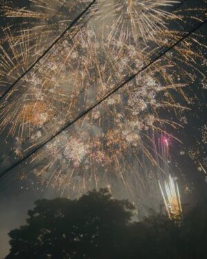 mabanua Instagram - ほぼ真下、夏が終わる。
#花火 #Fireworks 🇯🇵🎐🎆
#shotoniphone