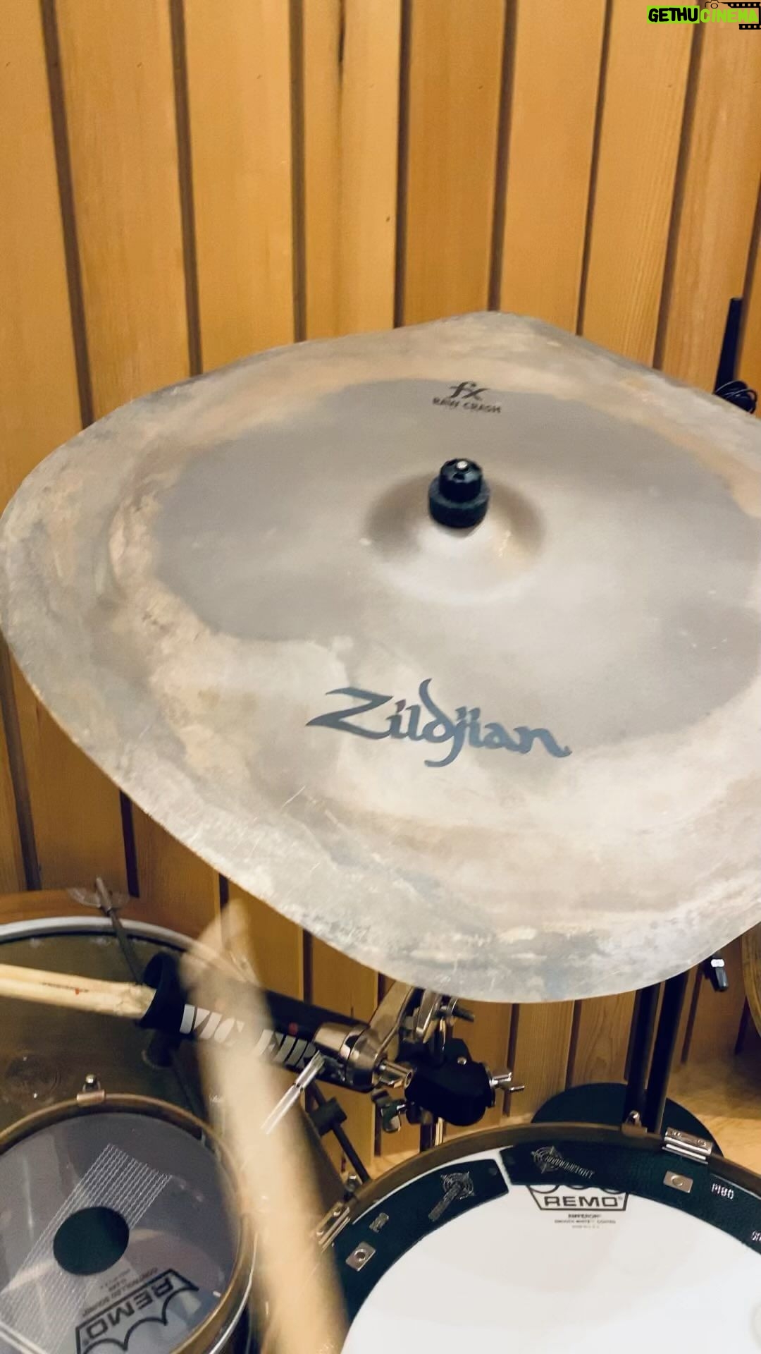 mabanua Instagram - おもしろい、何インチかはわからない笑 #zildjian #rawcrash