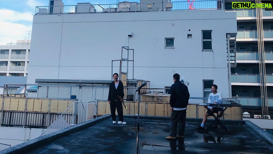 mabanua Instagram - VaVa - Reloadin’ MV公開されました。後ろで鍵盤弾かせてもらいました🙏トランペットは類家さんです。逆再生!#VaVa リンクはストーリーへ☝️