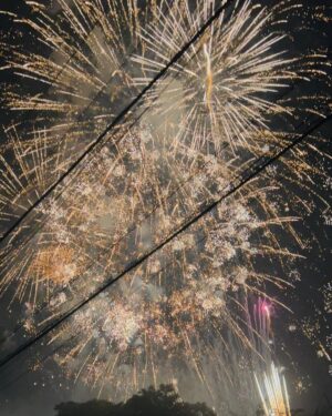 mabanua Instagram - ほぼ真下、夏が終わる。
#花火 #Fireworks 🇯🇵🎐🎆
#shotoniphone