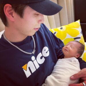popping ed Instagram - 👶💙
@pika__tien 滿月了🎉🎉
這也表示新手爸媽要離開月中～之後要靠自己了⋯🤣😱😱

小小的生命真的好奇妙，從出生到現在每一天看他都慢慢一點點在長大，不知不覺就過了一個月了～真的很感謝這一個月來 @dayehmommy 護理師們對小PiKA專業親切的照護，也教會新手爸爸怎麼幫餵奶拍嗝洗屁屁～希望我可以當一個神隊友🥹🥹

在疫情期間家裡迎來了第一個新生兒。每天都是戰戰兢兢的不停快篩。還好大葉的管理很嚴謹。不但出入人員有管制。館內的護理師工作人員也是都有快篩。每天清潔消毒不用說，每個星期都有紫外線清理館內和房間。真的讓我們安心很多～🙏🏽

謝謝這一個月各位醫生叔叔和護理師阿姨對Pika的關愛與祝福。
我們會繼續努力好好長大的🙌🏽✨🥳

P.S.最後兩張是新手爸爸在月子中心的真實寫照😅😅🫠

#新生兒日記 #Newborn #Baby #mood #FatherandSon #airforce1custom 大葉產後護理之家 #滿月 #1monthbaby #life #thx