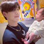 popping ed Instagram - 👶💙 @pika__tien 滿月了🎉🎉 這也表示新手爸媽要離開月中～之後要靠自己了⋯🤣😱😱 小小的生命真的好奇妙，從出生到現在每一天看他都慢慢一點點在長大，不知不覺就過了一個月了～真的很感謝這一個月來 @dayehmommy 護理師們對小PiKA專業親切的照護，也教會新手爸爸怎麼幫餵奶拍嗝洗屁屁～希望我可以當一個神隊友🥹🥹 在疫情期間家裡迎來了第一個新生兒。每天都是戰戰兢兢的不停快篩。還好大葉的管理很嚴謹。不但出入人員有管制。館內的護理師工作人員也是都有快篩。每天清潔消毒不用說，每個星期都有紫外線清理館內和房間。真的讓我們安心很多～🙏🏽 謝謝這一個月各位醫生叔叔和護理師阿姨對Pika的關愛與祝福。 我們會繼續努力好好長大的🙌🏽✨🥳 P.S.最後兩張是新手爸爸在月子中心的真實寫照😅😅🫠 #新生兒日記 #Newborn #Baby #mood #FatherandSon #airforce1custom 大葉產後護理之家 #滿月 #1monthbaby #life #thx