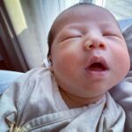 popping ed Instagram - 👶💙 @pika__tien 滿月了🎉🎉 這也表示新手爸媽要離開月中～之後要靠自己了⋯🤣😱😱 小小的生命真的好奇妙，從出生到現在每一天看他都慢慢一點點在長大，不知不覺就過了一個月了～真的很感謝這一個月來 @dayehmommy 護理師們對小PiKA專業親切的照護，也教會新手爸爸怎麼幫餵奶拍嗝洗屁屁～希望我可以當一個神隊友🥹🥹 在疫情期間家裡迎來了第一個新生兒。每天都是戰戰兢兢的不停快篩。還好大葉的管理很嚴謹。不但出入人員有管制。館內的護理師工作人員也是都有快篩。每天清潔消毒不用說，每個星期都有紫外線清理館內和房間。真的讓我們安心很多～🙏🏽 謝謝這一個月各位醫生叔叔和護理師阿姨對Pika的關愛與祝福。 我們會繼續努力好好長大的🙌🏽✨🥳 P.S.最後兩張是新手爸爸在月子中心的真實寫照😅😅🫠 #新生兒日記 #Newborn #Baby #mood #FatherandSon #airforce1custom 大葉產後護理之家 #滿月 #1monthbaby #life #thx