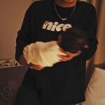 popping ed Instagram - 👶💙 @pika__tien 滿月了🎉🎉 這也表示新手爸媽要離開月中～之後要靠自己了⋯🤣😱😱 小小的生命真的好奇妙，從出生到現在每一天看他都慢慢一點點在長大，不知不覺就過了一個月了～真的很感謝這一個月來 @dayehmommy 護理師們對小PiKA專業親切的照護，也教會新手爸爸怎麼幫餵奶拍嗝洗屁屁～希望我可以當一個神隊友🥹🥹 在疫情期間家裡迎來了第一個新生兒。每天都是戰戰兢兢的不停快篩。還好大葉的管理很嚴謹。不但出入人員有管制。館內的護理師工作人員也是都有快篩。每天清潔消毒不用說，每個星期都有紫外線清理館內和房間。真的讓我們安心很多～🙏🏽 謝謝這一個月各位醫生叔叔和護理師阿姨對Pika的關愛與祝福。 我們會繼續努力好好長大的🙌🏽✨🥳 P.S.最後兩張是新手爸爸在月子中心的真實寫照😅😅🫠 #新生兒日記 #Newborn #Baby #mood #FatherandSon #airforce1custom 大葉產後護理之家 #滿月 #1monthbaby #life #thx