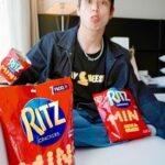 popping ed Instagram - . 新手爸爸在產後護理中心手忙腳亂和PiKA一起學習，原來拍嗝、餵奶⋯⋯⋯照顧小孩真不容易，還要學習的事情還有好多。 在爸爸快沒力隨時需要補充體力的時候，Ritz任何時刻都可以隨時拯救了我，Ritz這款Mini迷你餅乾起司口味，好吃又方便一手抱小孩一手隨時抓一把迷你餅乾來吃🤣，迷你大小超方便入口的。一個人放風的時候一邊吃Ritz迷你起司餅乾再配一杯咖啡也可以撫慰我的心靈幫我充充電，金黃起司口味的脆餅加上酥脆口感、鹹甜感搭配咖啡真的是絕配。 現在Ritz還有出跟ＯＢ嚴選聯名的時尚聯名組要送給大家！聯名組內容有聯名衣、帽子還有超實用的聯名提袋！ 只要買Ritz滿99元，即可周周抽Ritz時尚聯名組 (限量100組) ，或者買Ritz滿1499元，登錄發票還有機會直接送時尚聯名帽袋組(限量10組)喔！ #盡享酥脆隨時SayCheese #我的RitzMoment #Ritz時尚聯名組