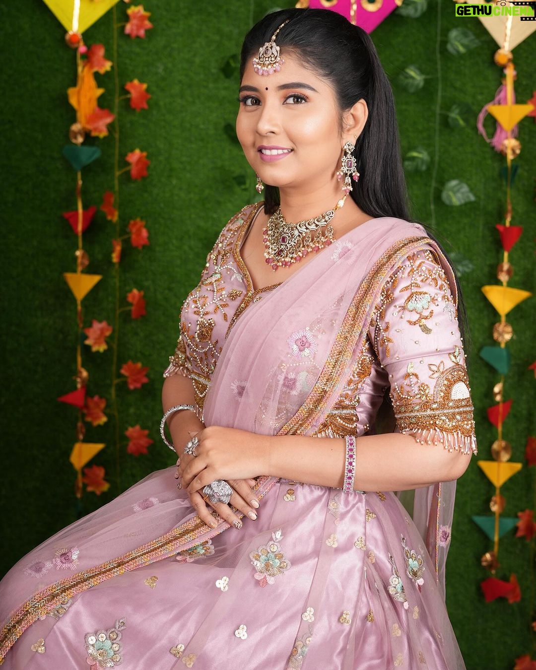 sathya sai krishnan Instagram - 🤷🏻♀️who placed 🧅 n chair😂 Makeup & Hair @artistry_by_lakshmipriya Shot by @lookandluxe Jewellery @jewellerypatches #pandianstores #ps2 #vijaytelevision #vijaytv #serial #shooting #likes #reels #viral #trend #insta #instalike #instadaily #instafashion #instamood #friends #jolly #trip #shoot #reelike♥️#nakeup #hairstyle #jewellery #photoshoot #makeupartist #͏m͏a͏k͏e͏u͏p͏i͏d͏e͏a͏s Chennai, India