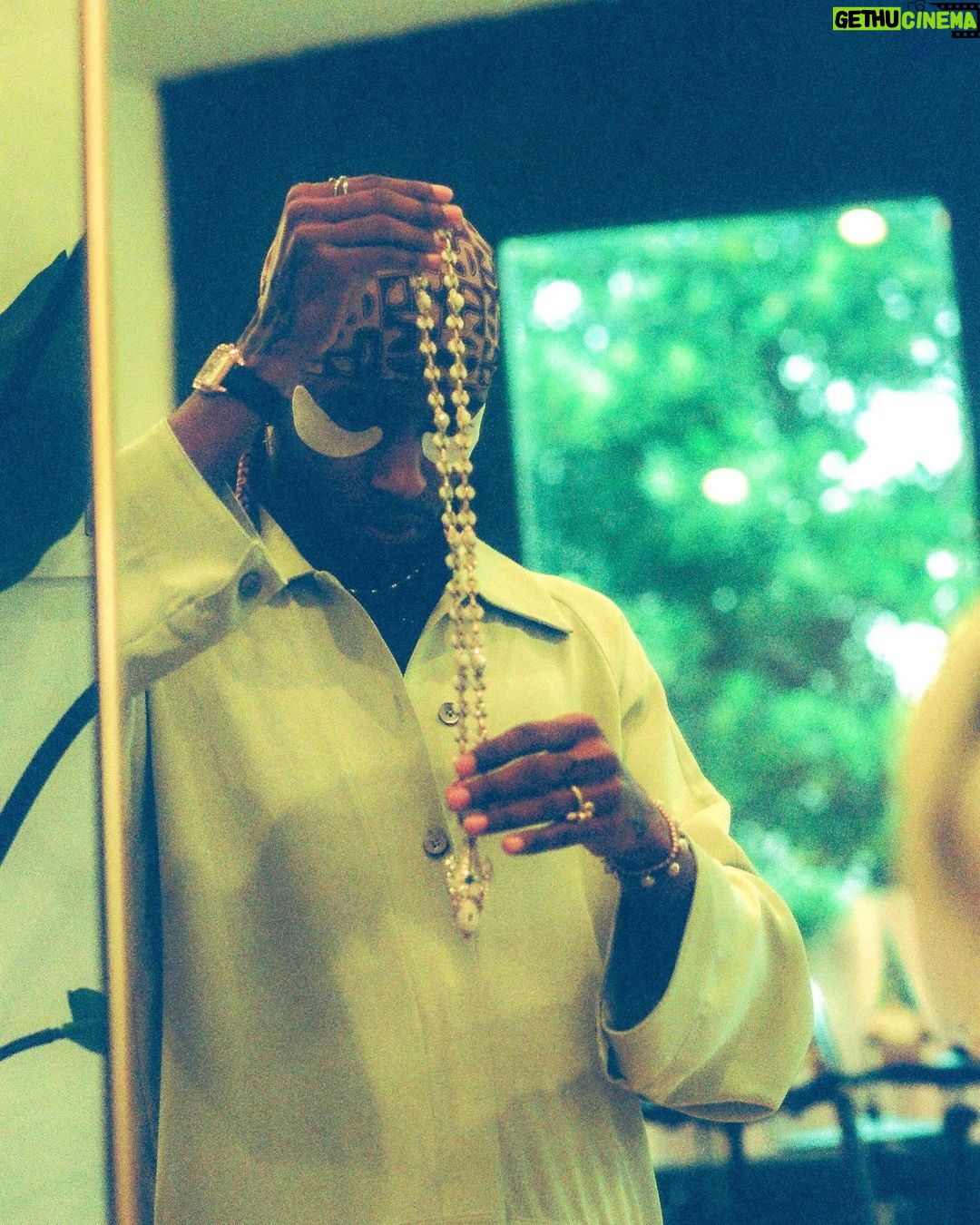 6LACK Instagram - this past week: high volume. river in the sky. convos at the grammys. itβs all in the details ππΎββοΈ