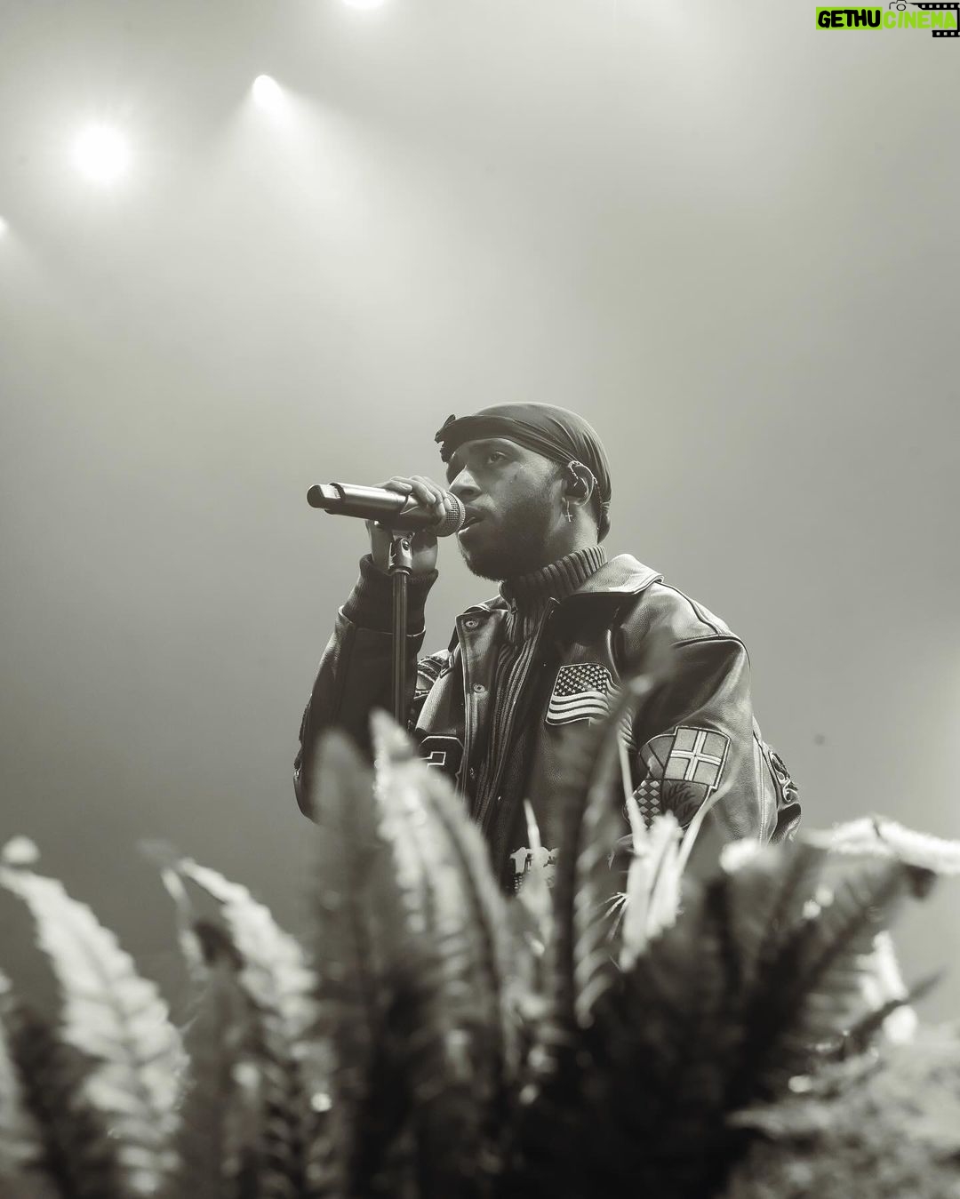 6LACK Instagram - 11 shows left on the east coast, after back to back nights in NY π« felt like group therapy & a birthday party, all in one weβre in D.C. (DMV area) tomorrow β show up π₯·πΎπ New York, New York