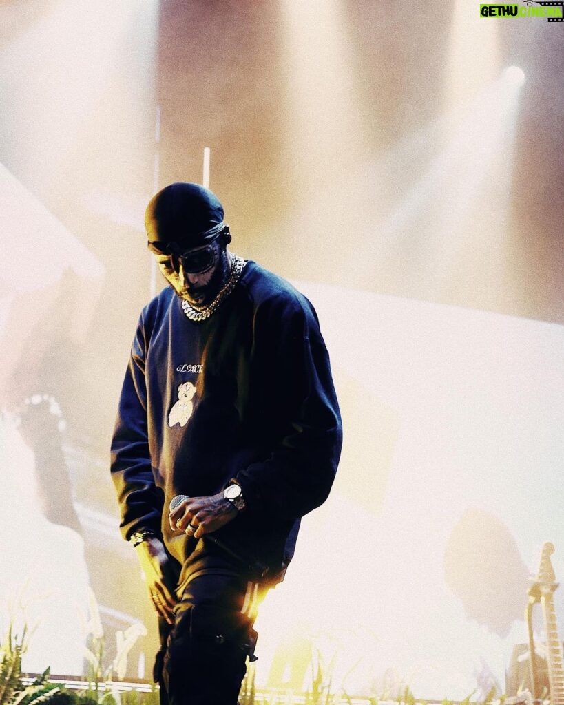6LACK Instagram - spirited away 👻 🎃 🕸️ first two shows back — Minneapolis and Chicago raised the bar & solidified why this is the best show on the road right now. some of the highest energy yet. but Detroit just entered the chat 💐 (Día de los Muertos, inspo)