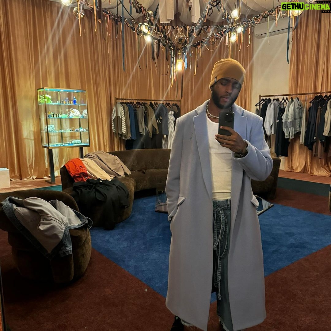 6LACK Instagram - POV: you’re getting ready for the grammys. tour. life in general... while simultaneously getting smacked by January.