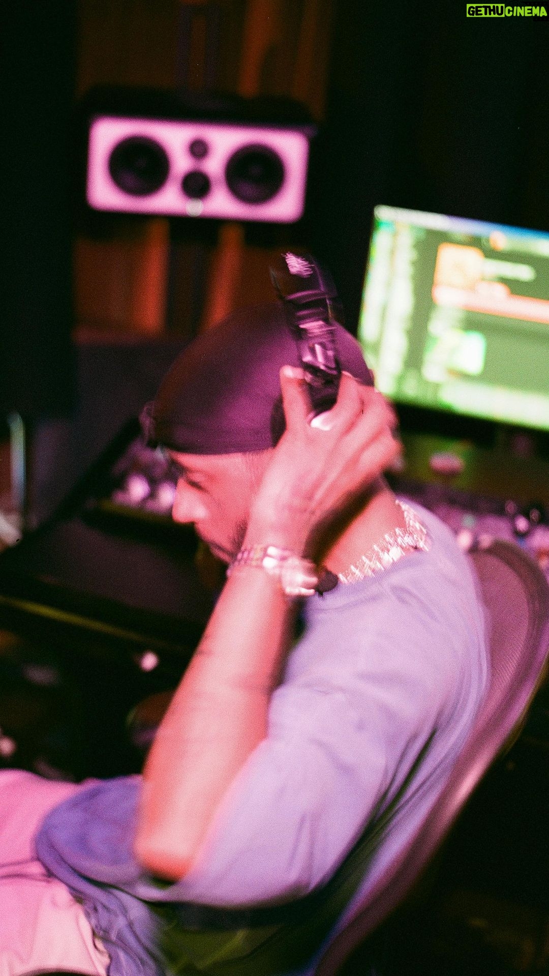 6LACK Instagram - drop a question & i just might answer— ✍🏾