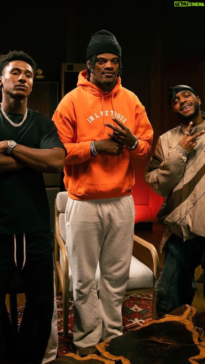 6LACK Instagram - sat down with the MVP @new_era8 and my brudda @Deestroying and we decided i need the bag for halftime 😂 chopped it up. made a playlist. check out the full episode now on @uninterrupted ‘s YouTube, and listen to the full playlist on @applemusic @verizon #RunThePlaylist.