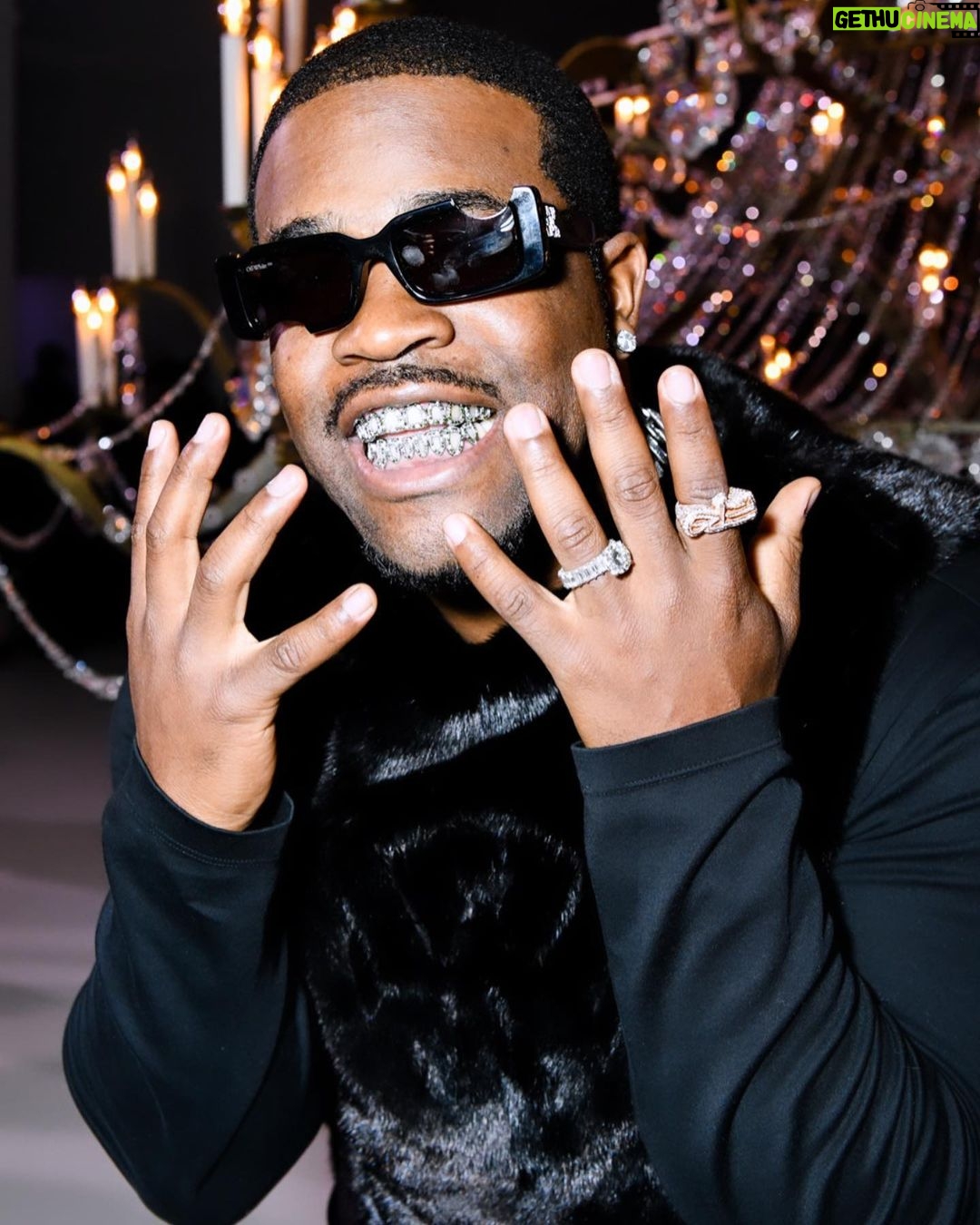 A$AP Ferg Instagram - LVST THING I TOLD V IS I GOTTV MVKE IT TO ONE OF HIS SHOWS & IM SVD IT HVD TO BE HIS LVST. R.I.p @virgilabloh @off____white SHOW WVS MONUMENTAL . Palais Brongniart