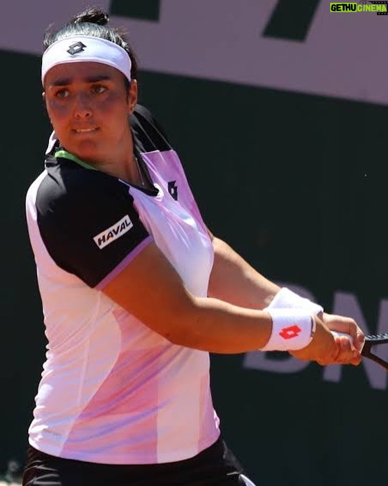 Aïcha Ben Ahmed Instagram - بطلة بكل المقاييس ❤️ شكرا أنس 🙏🙏 @onsjabeur #wimbledon #wimbledonfinal #onsjabeur #tunisia