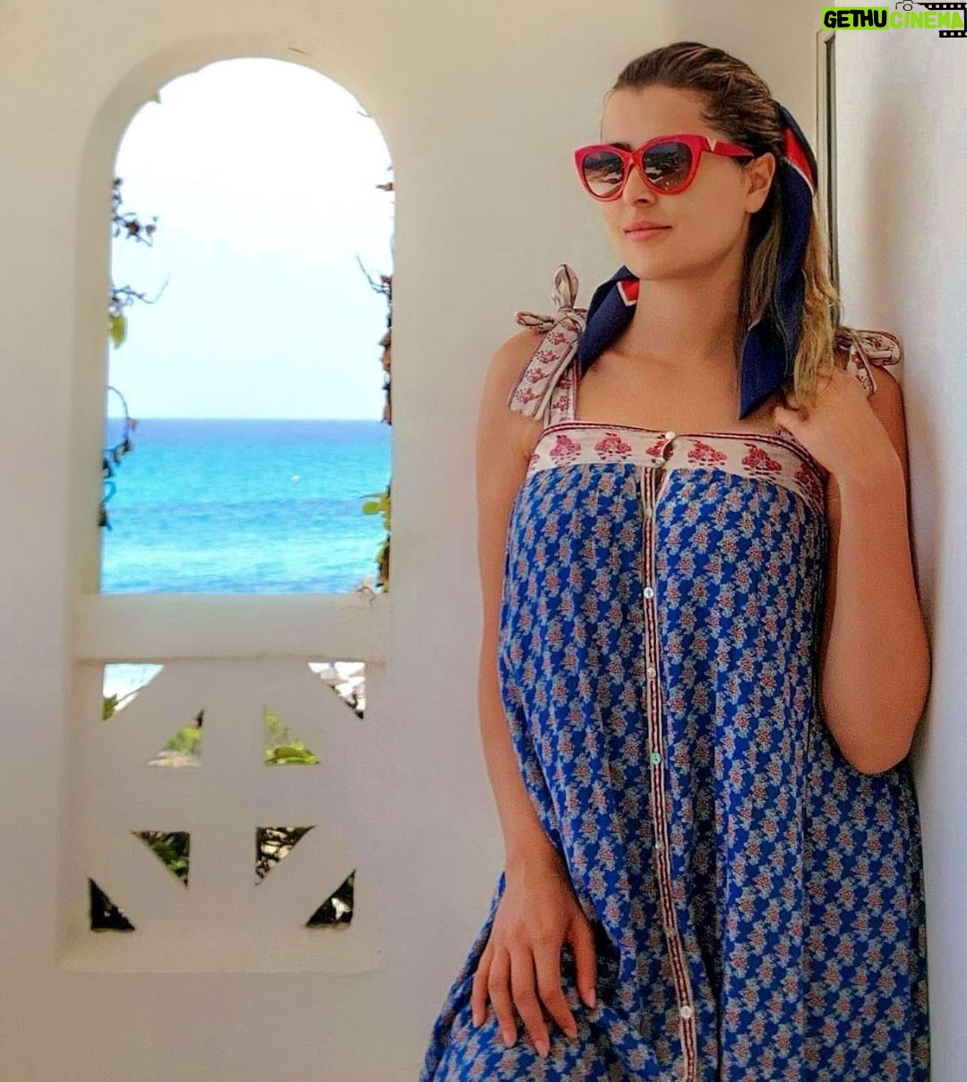 Aïcha Ben Ahmed Instagram - صباح النسمة الحلوة… ان شاء الله نهاركم مبروك 🌷 #tunisia #visittunisia #mahdia #sea #seaview #actress #nature Mahdia - المهدية