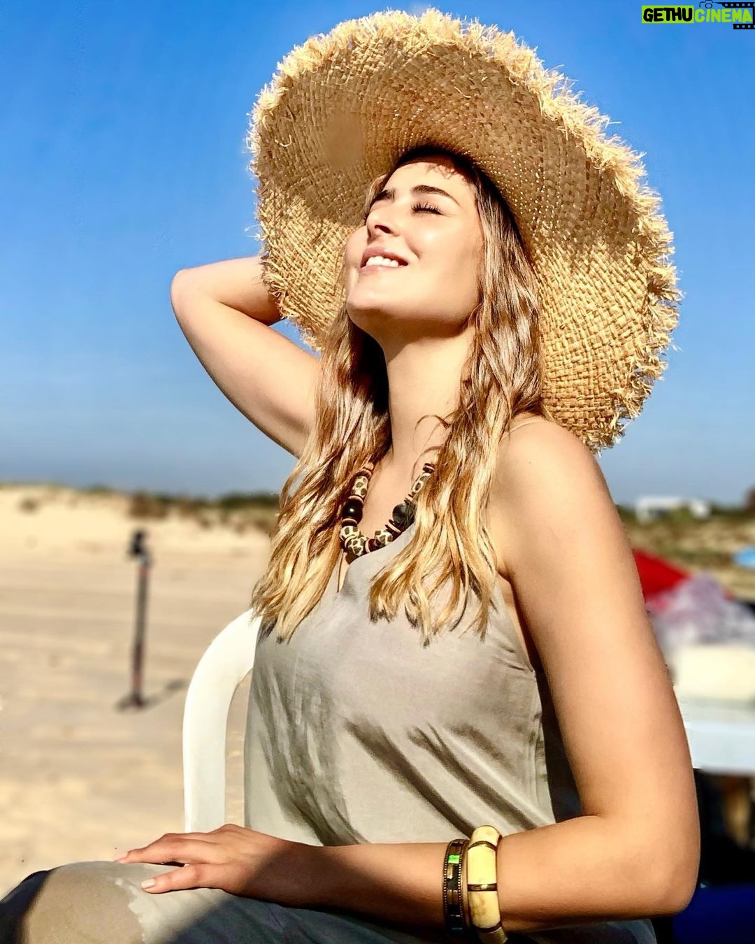Aïcha Ben Ahmed Instagram - تونس و شمس تونس 🇹🇳☀️☀️☀️ #عائشة_بن_احمد #عائشة_بن_أحمد #تونس #actress #tunisia #sunnyday #sun قربة