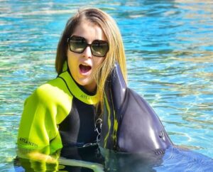 Aïcha Ben Ahmed Instagram - Yesterday was by far the most beautiful day in my life ❤️❤️❤️
@visit.dubai 
#dubai #visitdubai #dolphins #animallovers #nature #animalphotography #aichabenahmed #actress #actresslife