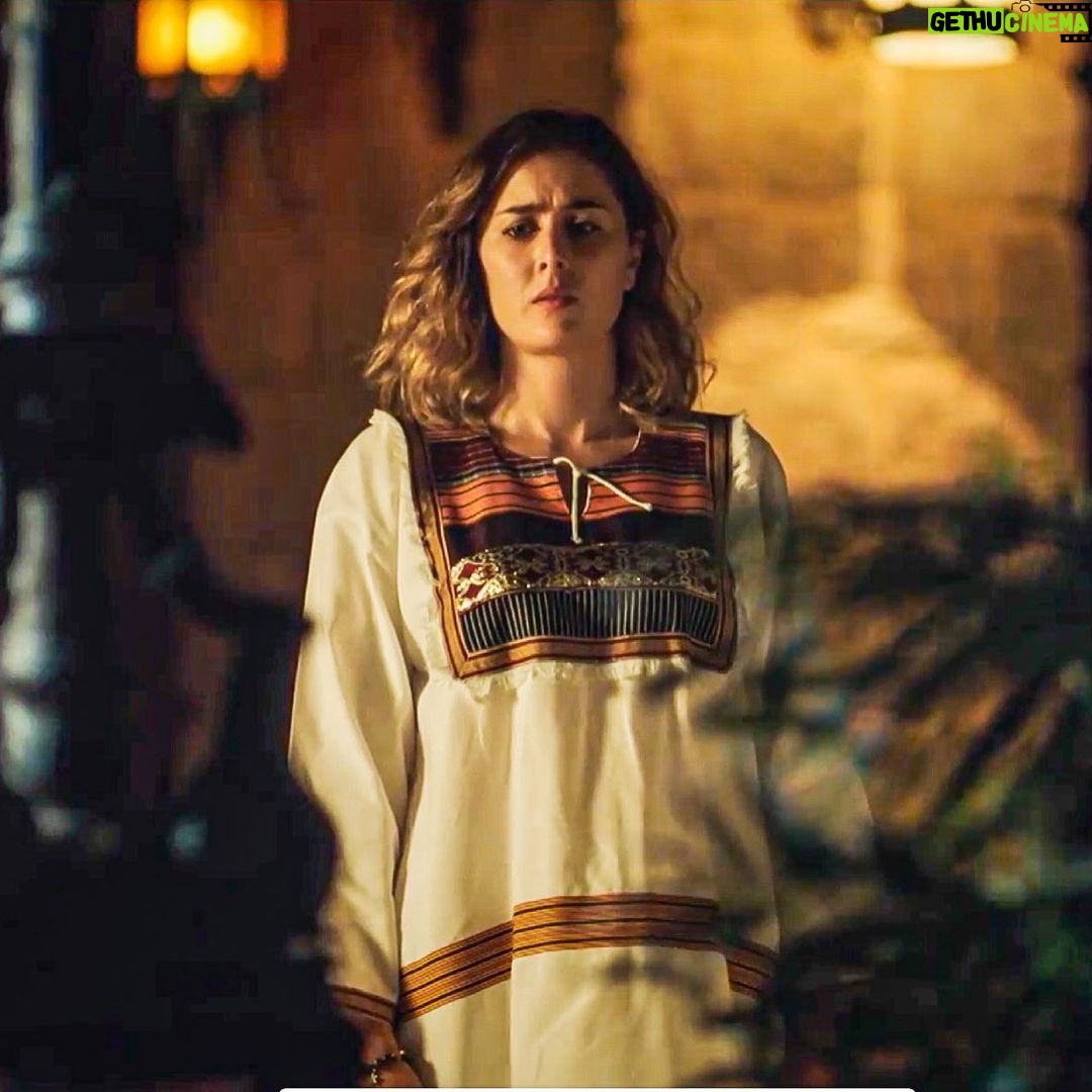 Aïcha Ben Ahmed Instagram - و الجبّة الجربيّة التونسية كمان في لعبة نيوتن 🇹🇳❤️😍 #لعبة_نيوتن #عائشة_بن_احمد #تونس #جبةتونسية #جبة_جربية #لباس_تقليدي_تونسي #رمضان2021