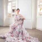 Aïcha Ben Ahmed Instagram - ان شاء الله رمضانكم مبروك كل سنة و أنتم طيبين❤️ Photography @mahmoudabdelsalamm Stylist @youmnamoustafa Dress @michael5inco @sayedcinco Makeup @monagamalofficial Haïr @ahmed__mounir Jewerly @glamour.jewellery #رمضان_كريم #عائشة_بن_احمد #actress #aichabenahmed #floraldress #photoshoot #photography #photooftheday #actressgallery #لعبة_نيوتن #توأم_روحي