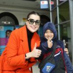 Aïcha Ben Ahmed Instagram – تلقيت دعوه كريمه لزيارة مستشفى سرطان الاطفال ٥٧٣٥٧ – من د. ايمن الغزالى حرب)
المستشفى هو اكبر صرح طبى لعلاج سرطان الاطفال فى العالم من حيث عدد الاسرًه ( حوالى ٣٠٠ سرير) 

نسب الشفاء فيه تقترب من نسب الشفا العالمية. 

شوفت معمل من اكبر وافضل واحدث المعامل المميكنه لتحاليل الدم.

زرت جهاز السايبر نايف وهو احدث جهاز علاج اشعاعى موجود فى افريقيا للاورام الدقيقه مثل ( المخ والكبد والكلى والرئه والبروستاتا).
الجهاز بيعالج الورم بتقنيه مميزه مبنيه على الذكاء الاصطناعى وبعدد جلسات قليله وبدون تدخل جراحى وبدون اثار جانبيه.
 
كمان شوفت الاطفال ولعبت ورسمت معاهم فى مركز الابداع الفنى (العلاج بالفن) وشوفت قد ايه الدعم النفسى للاطفال وذويهم  شئ مهم جدا بالتوازى مع العلاج الكيماوي والاشعاعى. 

شوفت قد ايه اهتمام ورعايه ونظافة من كل العاملين وطاقة الحب اللى موجوده من اول دخولى المكان وكمان شغفهم وطاقتهم لتقديم كل الدعم للاطفال. 

انا فى الحقيقه فخوره بوجود صرح طبى زى 57357 فى افريقيا بيقدم خدمه طبيه و نفسيه زى كده للاطفال مرضى السرطان بالمجان والاهتمام بالعامل النفسى للطفل وذويه وبدعو كل شخص انه يزور مستشفى 57357 ويقدم الدعم للاطفال ويتبرع باللى يقدر عليه لان تبرعه هيفرق كتير فى علاج طفل مريض 

حابه اشكر كل شخص ساهم بوقته او بتبرعه انه يفرح الاطفال… انا مهما اقول عن المكان مش هوفيه حقه..

اللى حابب يزور الولاد او عنده أى استفسار..يتصل على ١٩٠٥٧..
و لمعلومات اكتر .. زوروا الموقع الالكترونى 
 www.57357.org
@hospital57357_  @ayman_elghazaly_harb