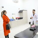 Aïcha Ben Ahmed Instagram – تلقيت دعوه كريمه لزيارة مستشفى سرطان الاطفال ٥٧٣٥٧ – من د. ايمن الغزالى حرب)
المستشفى هو اكبر صرح طبى لعلاج سرطان الاطفال فى العالم من حيث عدد الاسرًه ( حوالى ٣٠٠ سرير) 

نسب الشفاء فيه تقترب من نسب الشفا العالمية. 

شوفت معمل من اكبر وافضل واحدث المعامل المميكنه لتحاليل الدم.

زرت جهاز السايبر نايف وهو احدث جهاز علاج اشعاعى موجود فى افريقيا للاورام الدقيقه مثل ( المخ والكبد والكلى والرئه والبروستاتا).
الجهاز بيعالج الورم بتقنيه مميزه مبنيه على الذكاء الاصطناعى وبعدد جلسات قليله وبدون تدخل جراحى وبدون اثار جانبيه.
 
كمان شوفت الاطفال ولعبت ورسمت معاهم فى مركز الابداع الفنى (العلاج بالفن) وشوفت قد ايه الدعم النفسى للاطفال وذويهم  شئ مهم جدا بالتوازى مع العلاج الكيماوي والاشعاعى. 

شوفت قد ايه اهتمام ورعايه ونظافة من كل العاملين وطاقة الحب اللى موجوده من اول دخولى المكان وكمان شغفهم وطاقتهم لتقديم كل الدعم للاطفال. 

انا فى الحقيقه فخوره بوجود صرح طبى زى 57357 فى افريقيا بيقدم خدمه طبيه و نفسيه زى كده للاطفال مرضى السرطان بالمجان والاهتمام بالعامل النفسى للطفل وذويه وبدعو كل شخص انه يزور مستشفى 57357 ويقدم الدعم للاطفال ويتبرع باللى يقدر عليه لان تبرعه هيفرق كتير فى علاج طفل مريض 

حابه اشكر كل شخص ساهم بوقته او بتبرعه انه يفرح الاطفال… انا مهما اقول عن المكان مش هوفيه حقه..

اللى حابب يزور الولاد او عنده أى استفسار..يتصل على ١٩٠٥٧..
و لمعلومات اكتر .. زوروا الموقع الالكترونى 
 www.57357.org
@hospital57357_  @ayman_elghazaly_harb