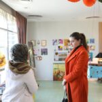 Aïcha Ben Ahmed Instagram – تلقيت دعوه كريمه لزيارة مستشفى سرطان الاطفال ٥٧٣٥٧ – من د. ايمن الغزالى حرب)
المستشفى هو اكبر صرح طبى لعلاج سرطان الاطفال فى العالم من حيث عدد الاسرًه ( حوالى ٣٠٠ سرير) 

نسب الشفاء فيه تقترب من نسب الشفا العالمية. 

شوفت معمل من اكبر وافضل واحدث المعامل المميكنه لتحاليل الدم.

زرت جهاز السايبر نايف وهو احدث جهاز علاج اشعاعى موجود فى افريقيا للاورام الدقيقه مثل ( المخ والكبد والكلى والرئه والبروستاتا).
الجهاز بيعالج الورم بتقنيه مميزه مبنيه على الذكاء الاصطناعى وبعدد جلسات قليله وبدون تدخل جراحى وبدون اثار جانبيه.
 
كمان شوفت الاطفال ولعبت ورسمت معاهم فى مركز الابداع الفنى (العلاج بالفن) وشوفت قد ايه الدعم النفسى للاطفال وذويهم  شئ مهم جدا بالتوازى مع العلاج الكيماوي والاشعاعى. 

شوفت قد ايه اهتمام ورعايه ونظافة من كل العاملين وطاقة الحب اللى موجوده من اول دخولى المكان وكمان شغفهم وطاقتهم لتقديم كل الدعم للاطفال. 

انا فى الحقيقه فخوره بوجود صرح طبى زى 57357 فى افريقيا بيقدم خدمه طبيه و نفسيه زى كده للاطفال مرضى السرطان بالمجان والاهتمام بالعامل النفسى للطفل وذويه وبدعو كل شخص انه يزور مستشفى 57357 ويقدم الدعم للاطفال ويتبرع باللى يقدر عليه لان تبرعه هيفرق كتير فى علاج طفل مريض 

حابه اشكر كل شخص ساهم بوقته او بتبرعه انه يفرح الاطفال… انا مهما اقول عن المكان مش هوفيه حقه..

اللى حابب يزور الولاد او عنده أى استفسار..يتصل على ١٩٠٥٧..
و لمعلومات اكتر .. زوروا الموقع الالكترونى 
 www.57357.org
@hospital57357_  @ayman_elghazaly_harb