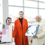 Aïcha Ben Ahmed Instagram – تلقيت دعوه كريمه لزيارة مستشفى سرطان الاطفال ٥٧٣٥٧ – من د. ايمن الغزالى حرب)
المستشفى هو اكبر صرح طبى لعلاج سرطان الاطفال فى العالم من حيث عدد الاسرًه ( حوالى ٣٠٠ سرير) 

نسب الشفاء فيه تقترب من نسب الشفا العالمية. 

شوفت معمل من اكبر وافضل واحدث المعامل المميكنه لتحاليل الدم.

زرت جهاز السايبر نايف وهو احدث جهاز علاج اشعاعى موجود فى افريقيا للاورام الدقيقه مثل ( المخ والكبد والكلى والرئه والبروستاتا).
الجهاز بيعالج الورم بتقنيه مميزه مبنيه على الذكاء الاصطناعى وبعدد جلسات قليله وبدون تدخل جراحى وبدون اثار جانبيه.
 
كمان شوفت الاطفال ولعبت ورسمت معاهم فى مركز الابداع الفنى (العلاج بالفن) وشوفت قد ايه الدعم النفسى للاطفال وذويهم  شئ مهم جدا بالتوازى مع العلاج الكيماوي والاشعاعى. 

شوفت قد ايه اهتمام ورعايه ونظافة من كل العاملين وطاقة الحب اللى موجوده من اول دخولى المكان وكمان شغفهم وطاقتهم لتقديم كل الدعم للاطفال. 

انا فى الحقيقه فخوره بوجود صرح طبى زى 57357 فى افريقيا بيقدم خدمه طبيه و نفسيه زى كده للاطفال مرضى السرطان بالمجان والاهتمام بالعامل النفسى للطفل وذويه وبدعو كل شخص انه يزور مستشفى 57357 ويقدم الدعم للاطفال ويتبرع باللى يقدر عليه لان تبرعه هيفرق كتير فى علاج طفل مريض 

حابه اشكر كل شخص ساهم بوقته او بتبرعه انه يفرح الاطفال… انا مهما اقول عن المكان مش هوفيه حقه..

اللى حابب يزور الولاد او عنده أى استفسار..يتصل على ١٩٠٥٧..
و لمعلومات اكتر .. زوروا الموقع الالكترونى 
 www.57357.org
@hospital57357_  @ayman_elghazaly_harb