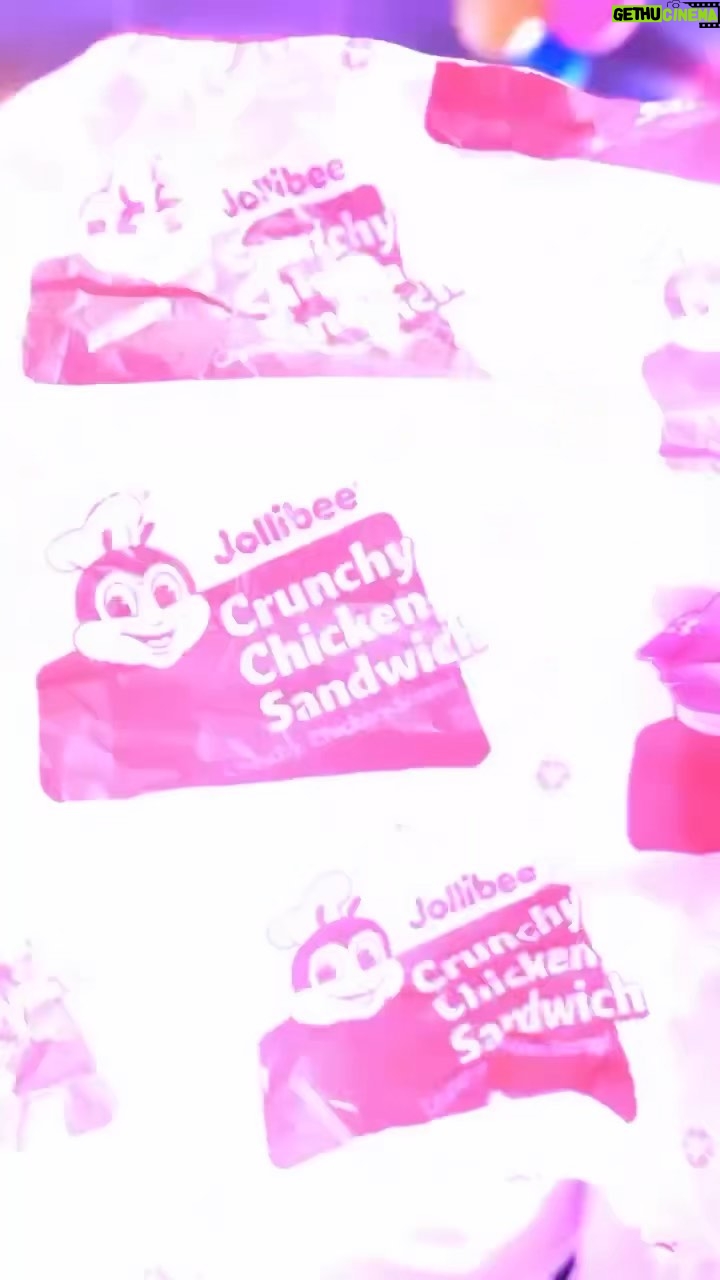 AC Bonifacio Instagram - MAY BAGO SA JOLLIBEE! Bida talaga ang saya during the launch ng @jollibee Crunchy Chicken Sandwich! It instantly became my new fave snack π You HAVE to try this!! P.S. I asked to take home more than 10 sandwiches π it was just that good that I had to share with my Spelling Bee cast and crew! #CrunchyChickenSandwich #SarapInEveryBite