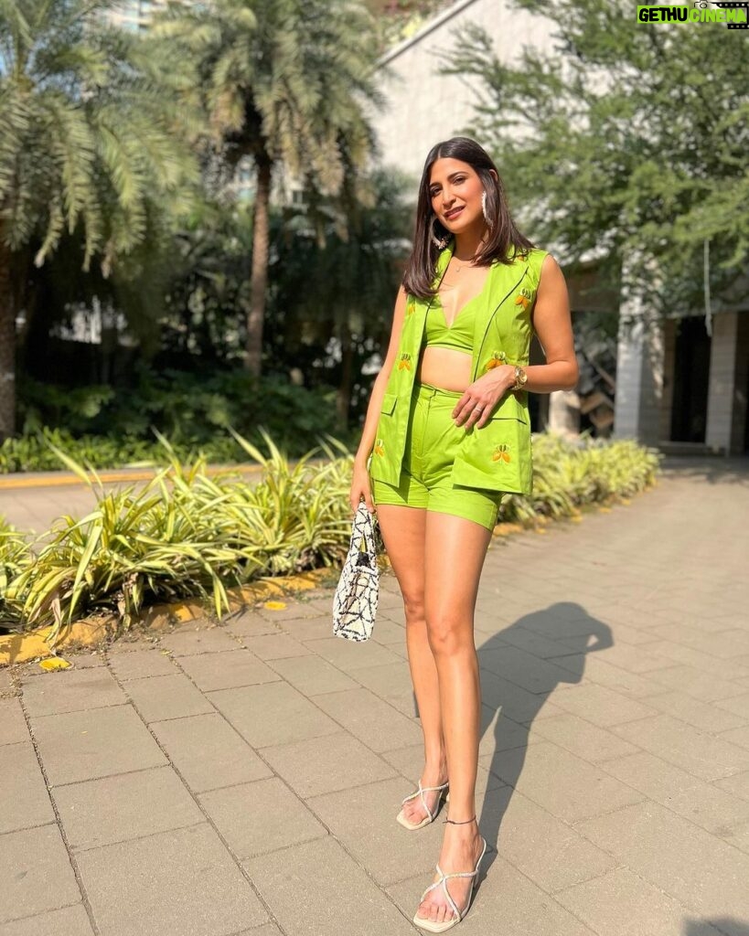 Aahana Kumra Instagram - Spot the difference!! 💁‍♀️🌱😘 Feeling like and lemony today🍀🍀☘️☘️💚💚 Outfit : @the_dramebaaz_company @dinky_nirh Bag : @maishabyesha Shoes : @veruschkashoesbags #saturdate . . . #saturday #saturdayvibes #saturdaymood #saturdaze #lime #lemon #aahanakumra Mumbai - मुंबई